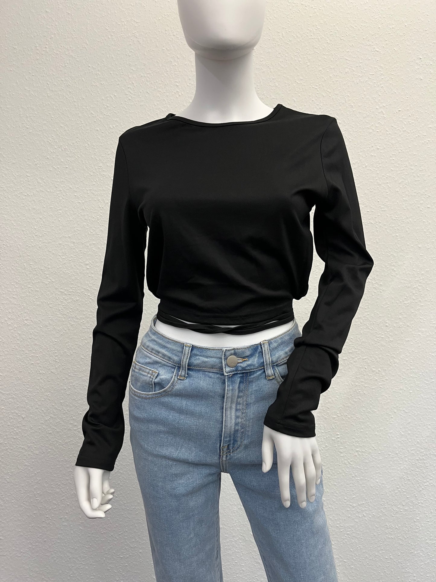 Schwarzes Langarmshirt zum binden
