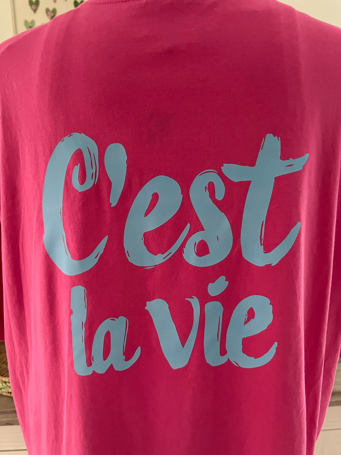 T Shirt C’est la vie in pink oder grau