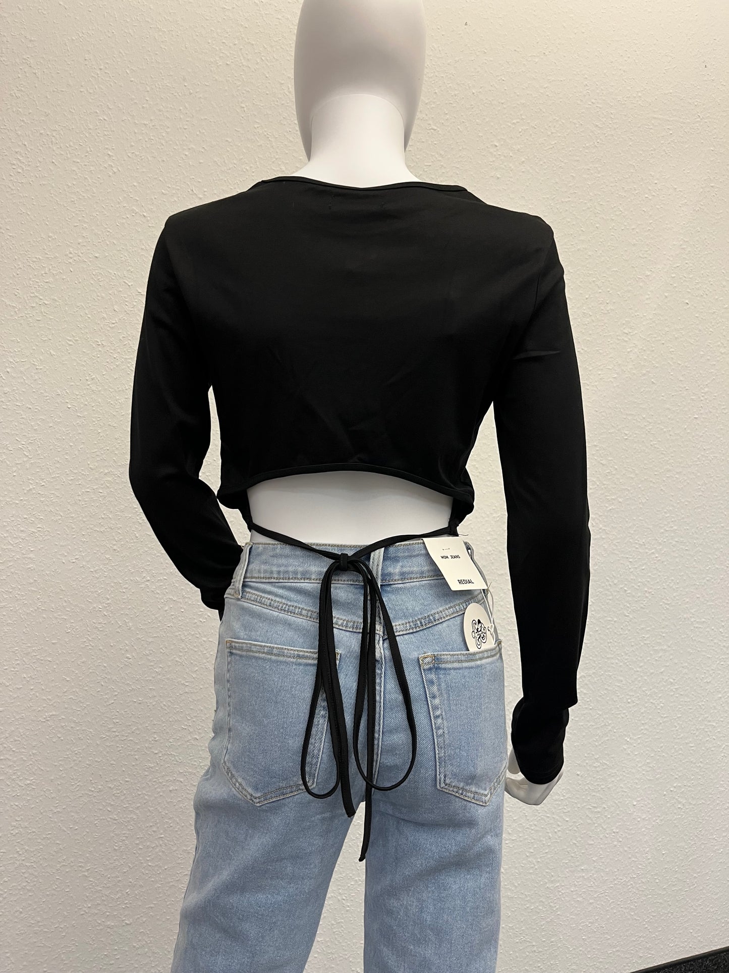 Schwarzes Langarmshirt zum binden