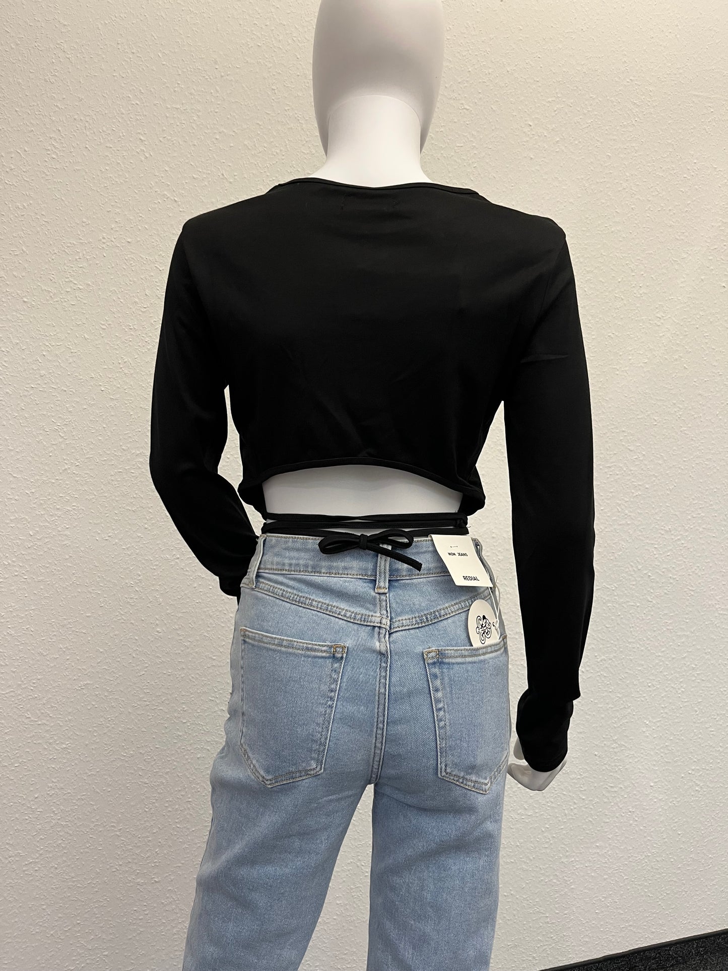 Schwarzes Langarmshirt zum binden