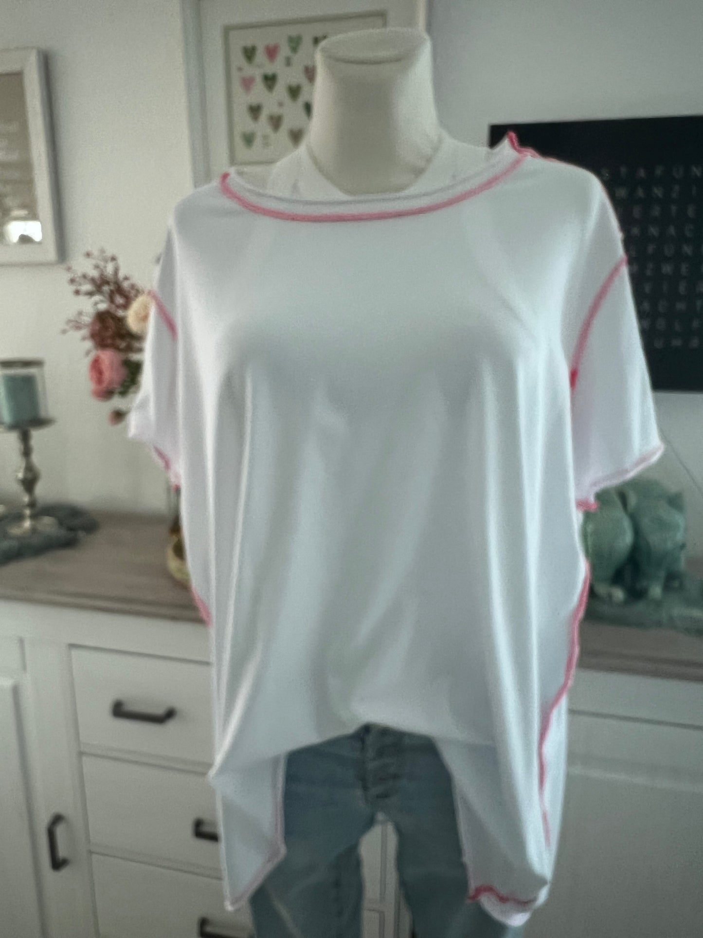 T Shirt in weiß mit pink abgesetzt