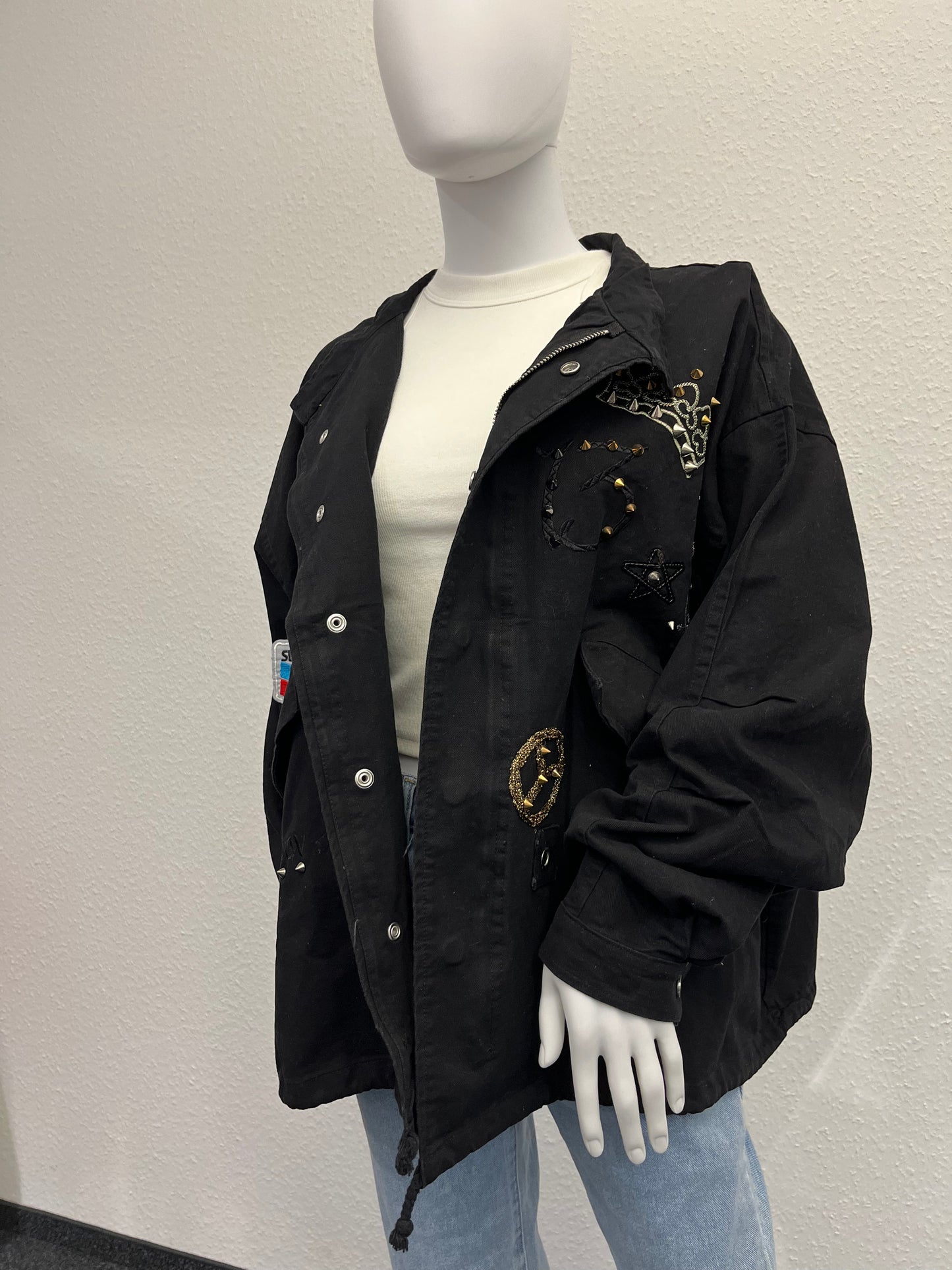 Schwarze Jeansjacke "Applikationen"