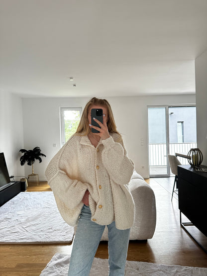 Oversized Strickjacke "Flausch mit Knöpfen“