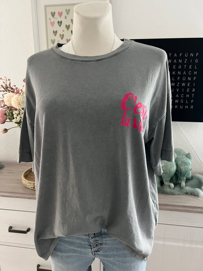 T Shirt C’est la vie in pink oder grau