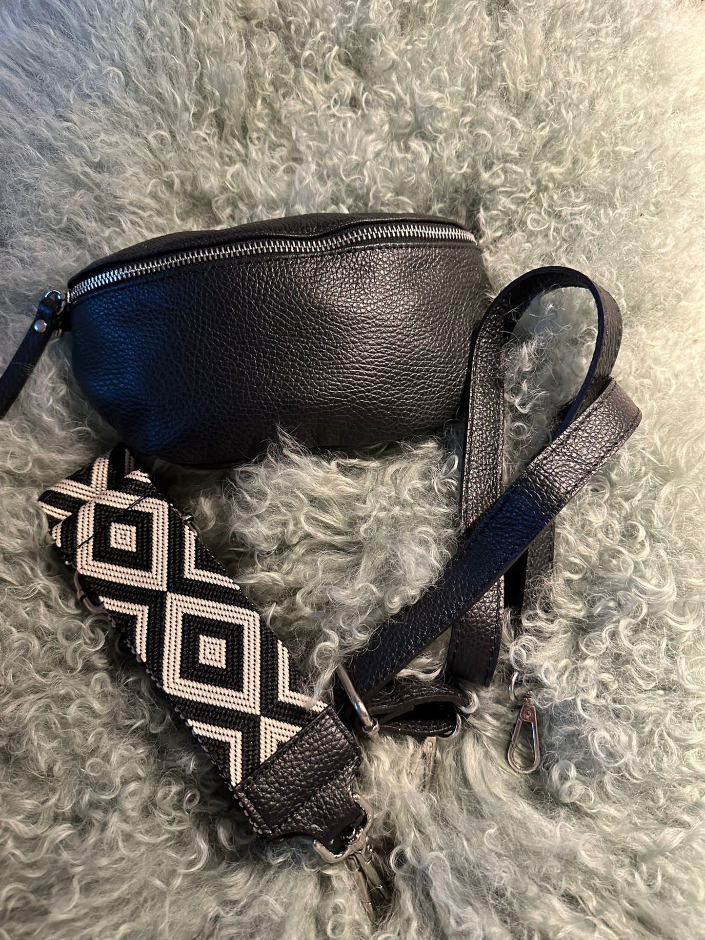 Schwarze Crossbody-Tasche "Leder mit Stoffgurt"