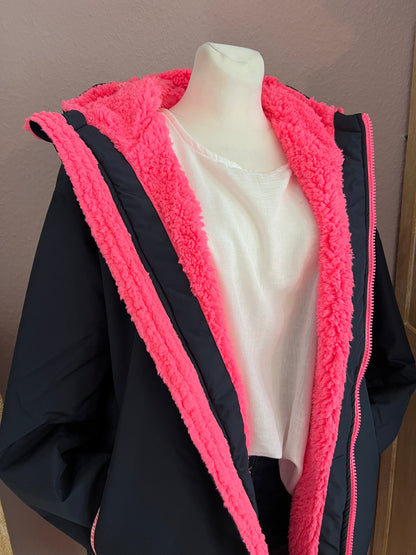 Zwillingsherz Mantel Oversized in dunkelblau  mit pink