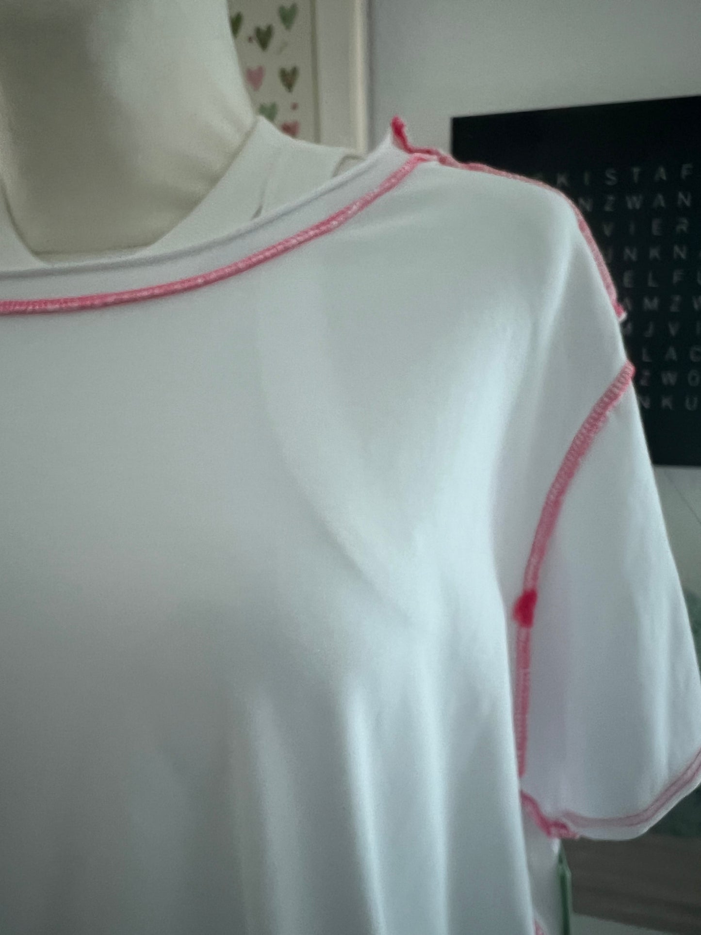 T Shirt in weiß mit pink abgesetzt