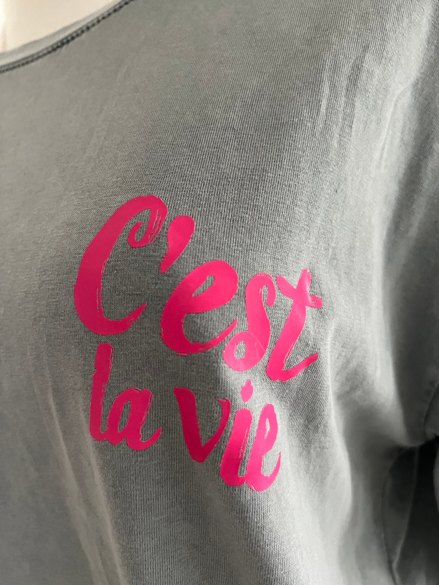 T Shirt C’est la vie in pink oder grau