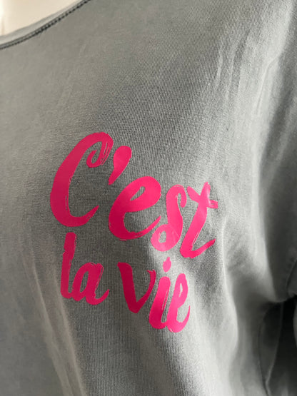 T Shirt C’est la vie in pink oder grau