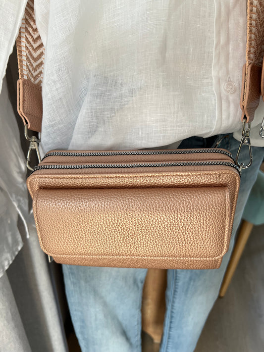 Tasche in verschiedenen Farben mit Stoffgurt und Pouchette