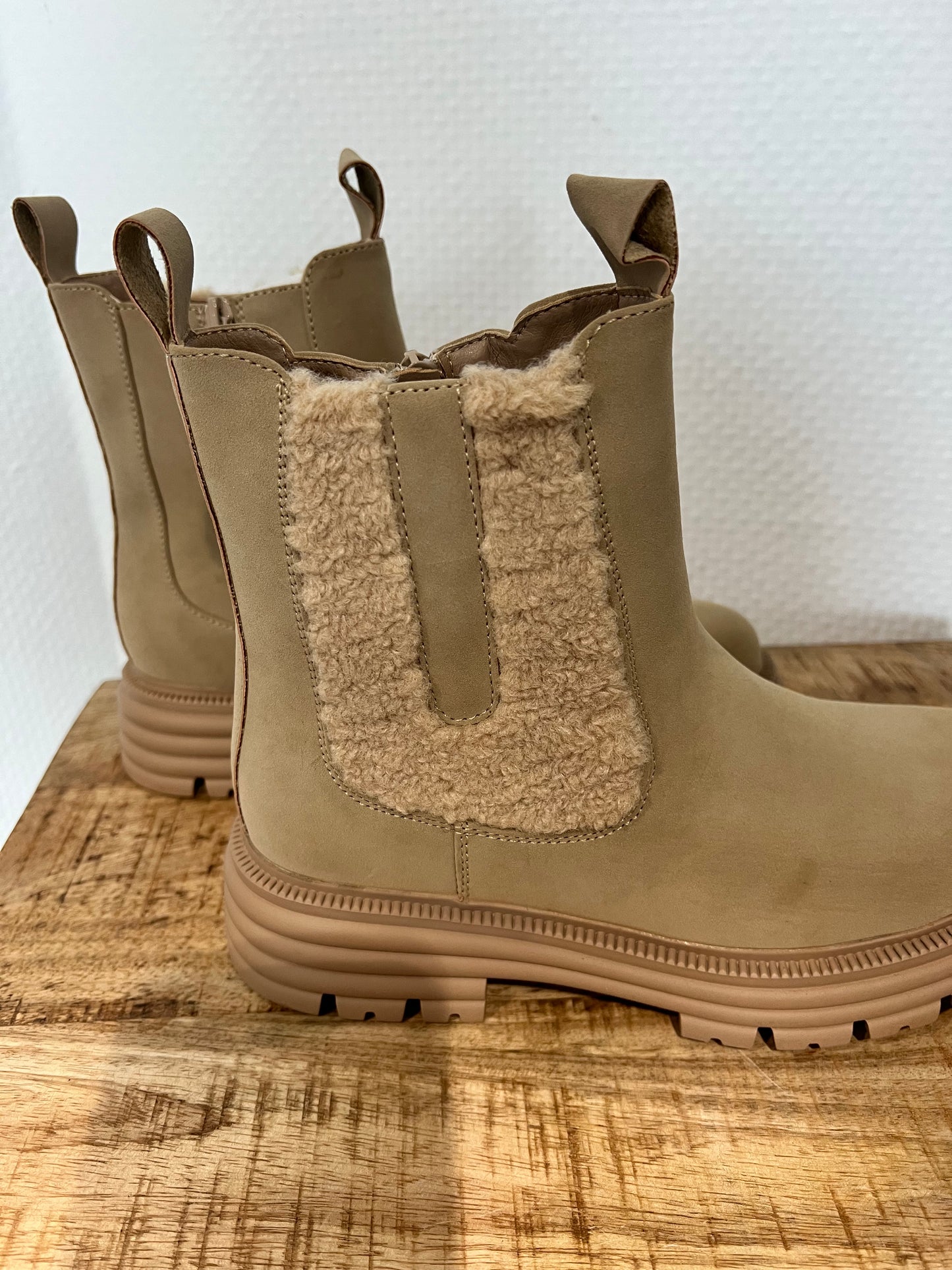 Boots in beige mit Teddyfell