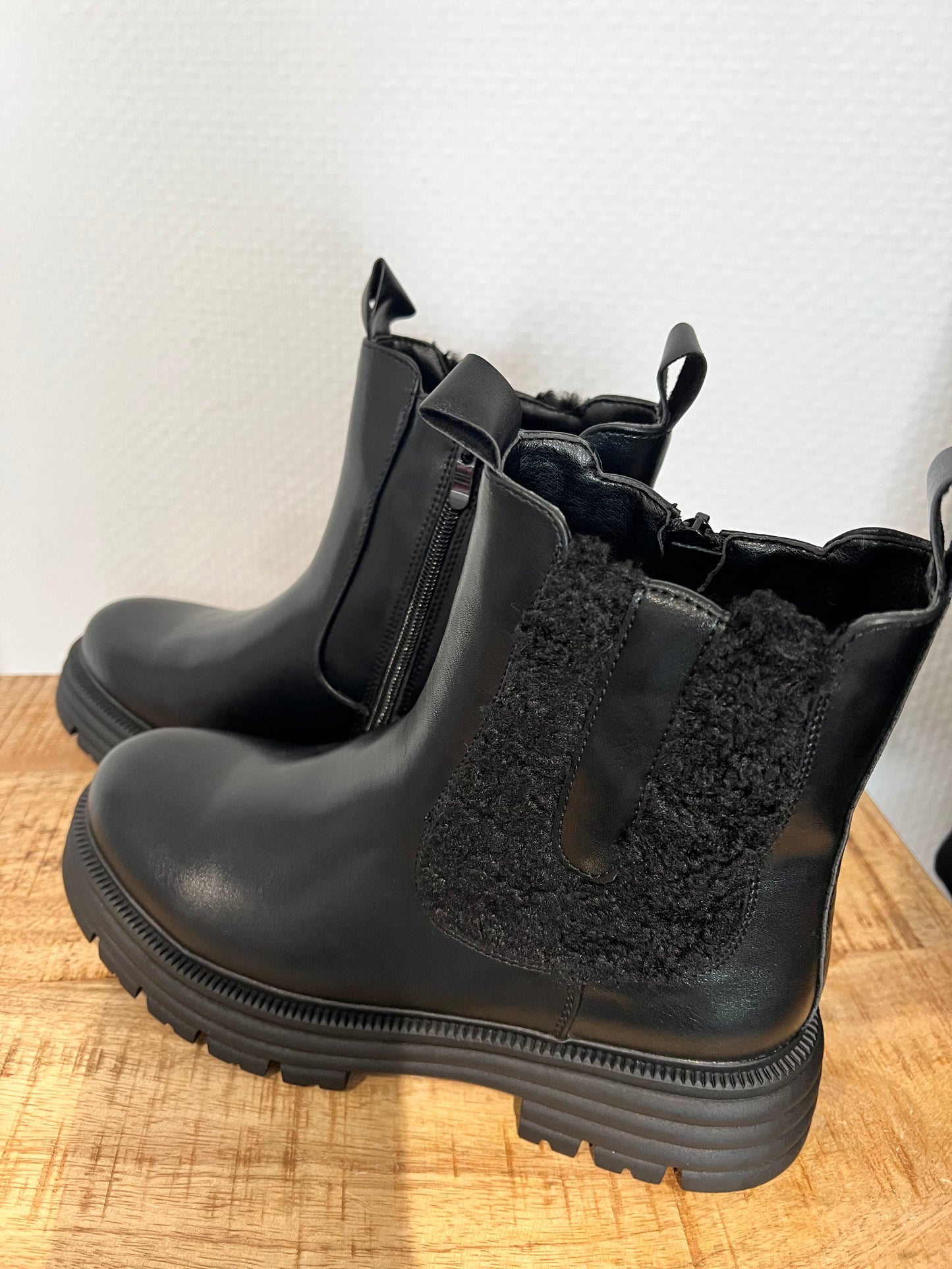 Boots in schwarz mit Teddyfell