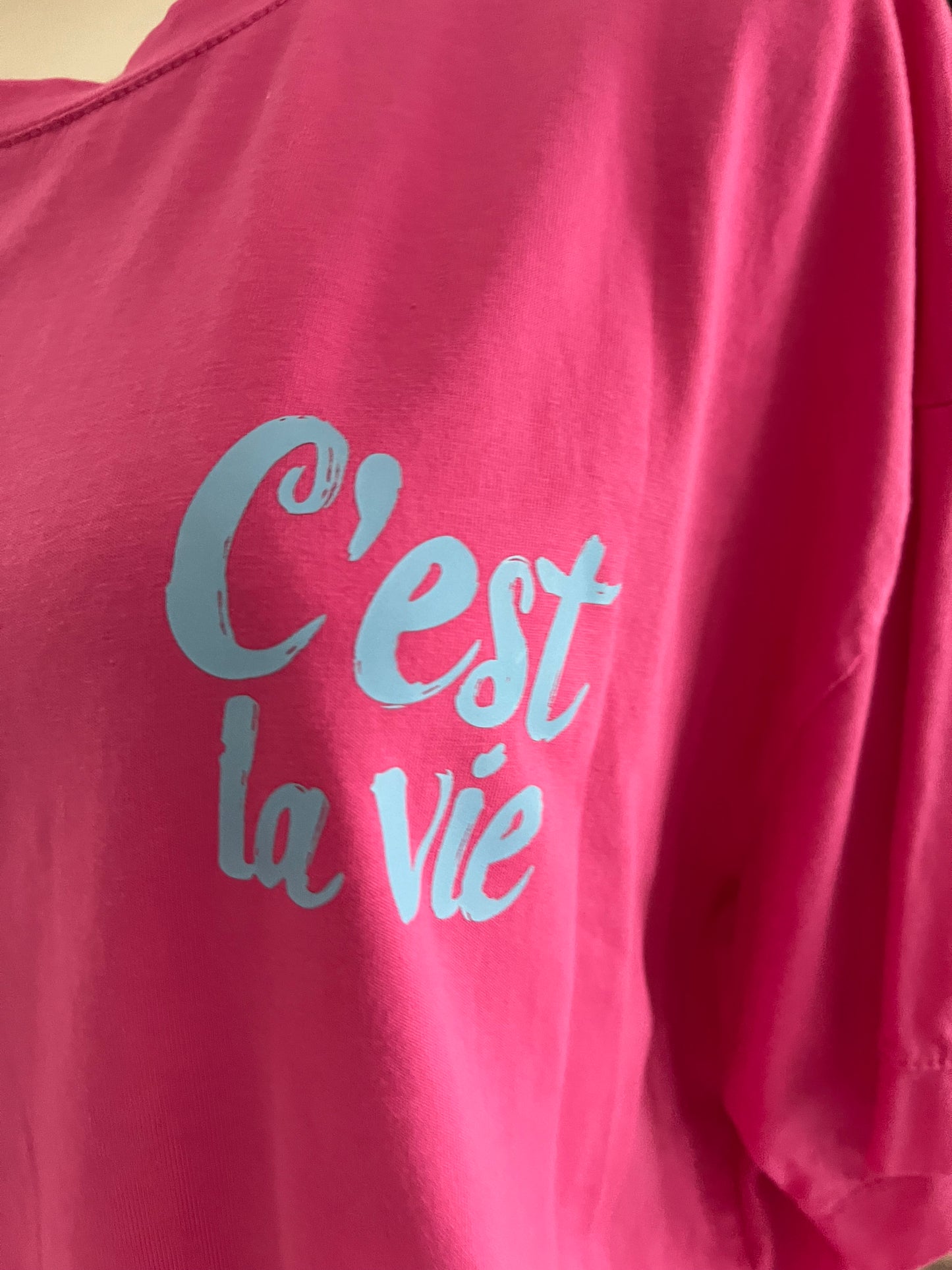 T Shirt C’est la vie in pink oder grau
