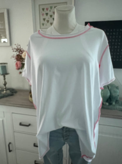 T Shirt in weiß mit pink abgesetzt